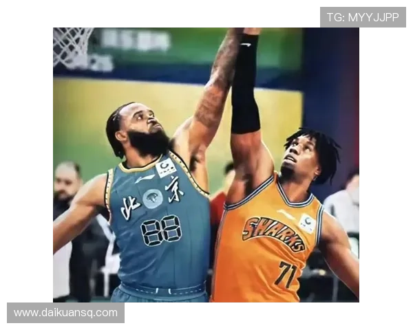 麦基抵京穿0号 与周琦联手冲冠